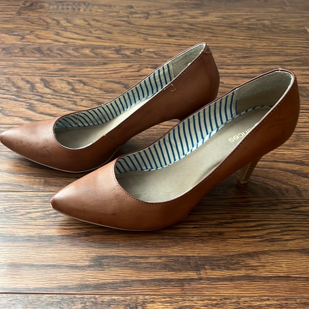Womens heels from Maurice’s. Brown size 10.